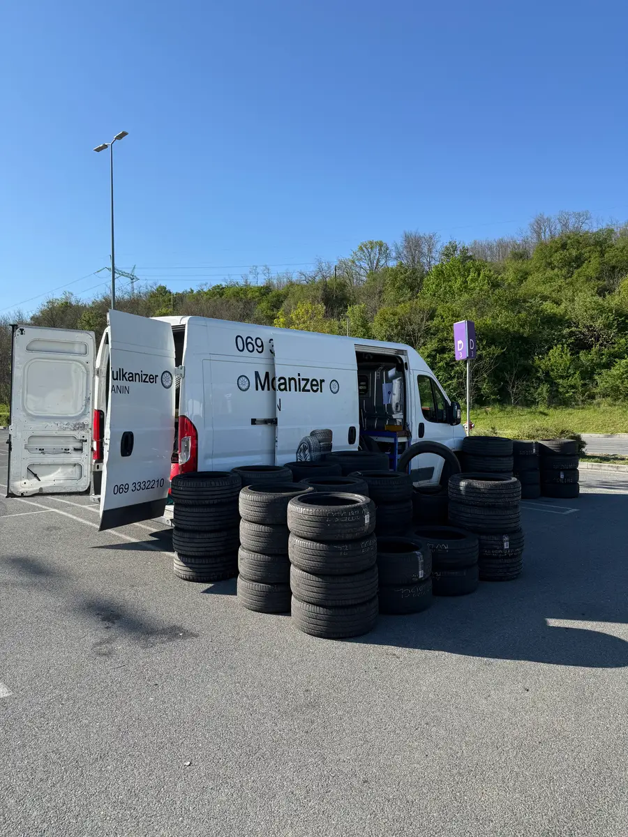 Mobilno vulkanizersko vozilo Japranin sa otvorenim vratima na mestu intervencije